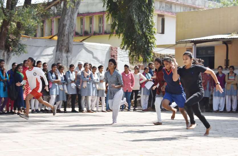 Play without informing the college students, recalled, served notice कॉलेज से बिना बताए खेलने निकली छात्राएं, वापस बुलाया, थमाया नोटिस