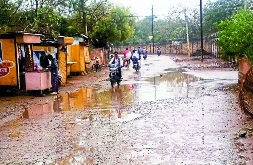 Vip Road of Madhya Pradesh and Satna, MP me satna ki VIP Road वीआईपी रोड पर उड़ाए 10 लाख, न कीचड़ कम हुआ न गड्ढे, पढ़ें सांसद की गली का हाल