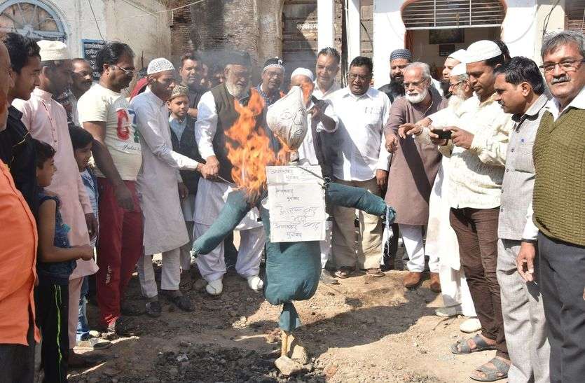 patrika पुलवामा हमला: आतंक के खिलाफ सड़क पर लोगों का गुस्सा, शहीद सैनिकों को श्रद्धांजलि दी