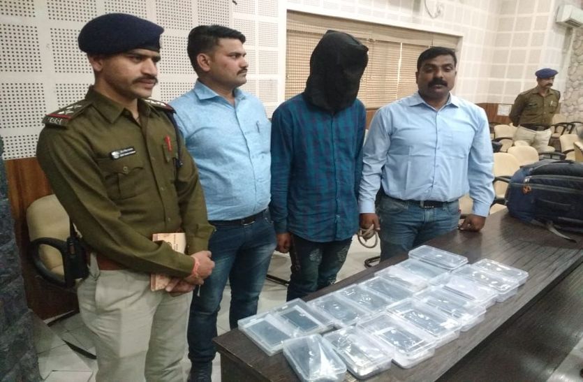 crime राहगीर से मोबाइल लूटने वाला बाइक सवार बदमाश चेकिंग में धराया