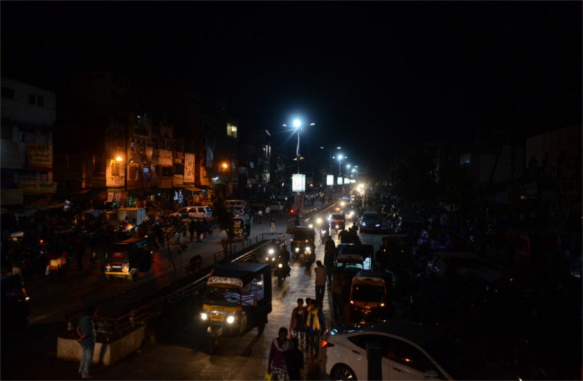 Traders strike blackouts in protest against the attack on Pulwama terr पुलवामा आतंकी हमले के विरोध में व्यापारियों ने किया बाजारों ब्लैक ऑऊट