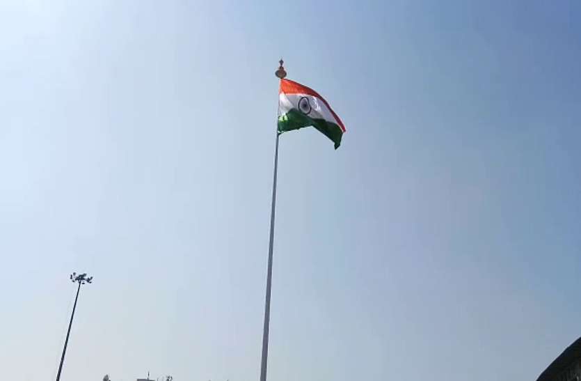 flag छात्रावास अधीक्षिका झंडा फहराने से कर रही मना