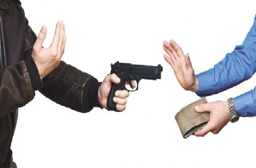 robbery,employee,shop,shot,Attempted, तस्माक कर्मचारी पर चलाई गोली, लूटा