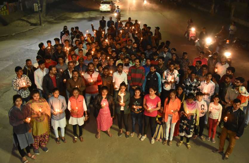 patrika VIDEO STORY: पुलवामा अटैक: कहीं मौन रैली तो कहीं आतंक के खिलाफ हल्ला बोल