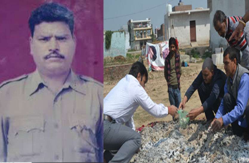 shaheed अस्थियां चुनते हुए शहीद पिता की अंगुली ढूंढने लगा बेटा, नहीं मिली तो फफक कर रोया फिर...पढ़िए रुला देने वाली ये खबर!