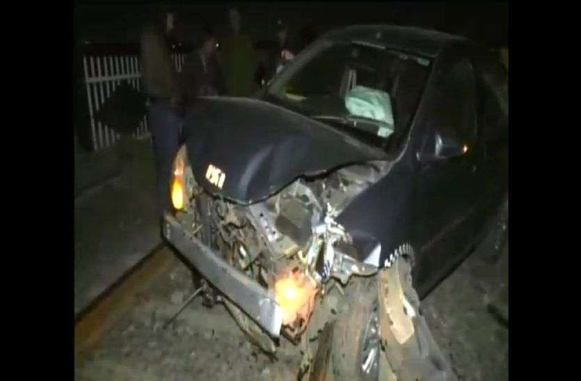 car accident तेज रफ्तार कार रेलवे ट्रेक से टकराने के बाद हुई दुर्घटनाग्रस्त
