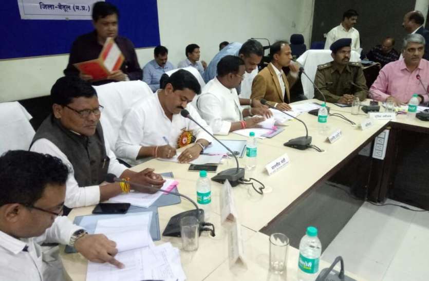 District Planning Committee आंकड़ों की बाजीगरी न दिखाए सीधे बताए कौन से काम चालू हैं