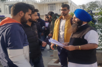 125 Kashmiri students sent to Jammu from mohali in police security सवा सौ कश्मीरी छात्रों को पुलिस संरक्षण में जम्मू भेजा