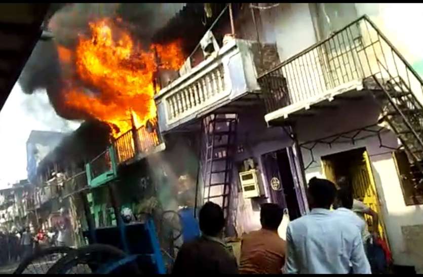 patrika पुलवामा अटैक के बाद इमरान खान ने तोड़ी चुप्पी, कहा- अगर हमला हुआ तो भारत को देंगे माकूल जवाब