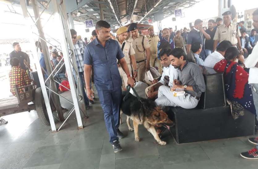 surat photo क्विक रिस्पोंस टीम के सुरक्षा घेरे में सूरत स्टेशन, फिर भी सुरक्षा नाकाफी