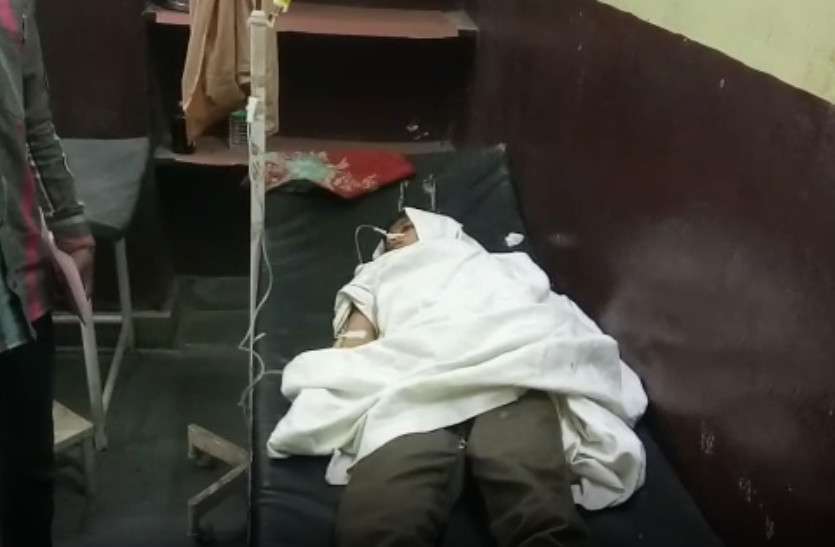Injured स्कूल नहीं गया चौथी कक्षा का बच्चा, पिता डाटेंगे इस डर से पी गया कीटनाशक