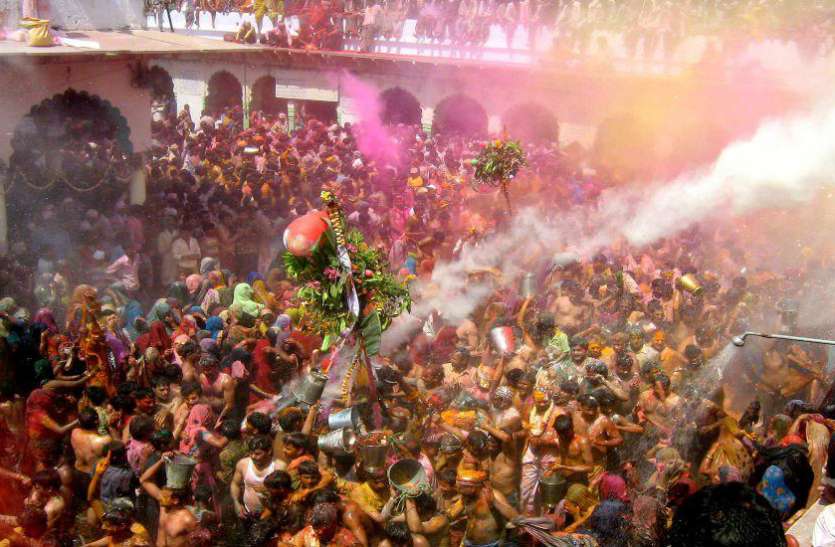 holi बृज में Holi के निराले रंग, कान्हा की आज छड़ी से होगी पिटाई