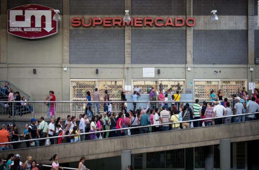 Queue in Venezuela for condom 57,000 रुपये में बिक रहा है यह छोटा सा पैकेट, खरीदने के लिए लंबी कतारों में इस वजह से खड़े हैं लोग