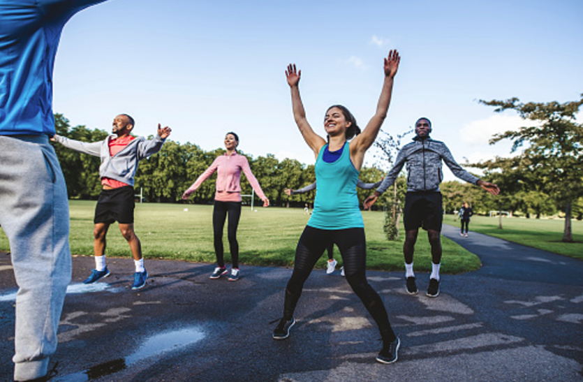 jumping jacks 15 दिन में माेटापा घटाकर परफेक्ट बाॅॅॅडी बनाती है ये एक्सरसाइज
