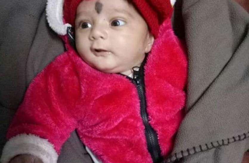 Nurse giving mother's love to a child of 5 months ..अब नर्सों को मां समझकर गोद में किलकारी मार रहा ट्रेन में मिला 5 माह का लावारिस बच्चा