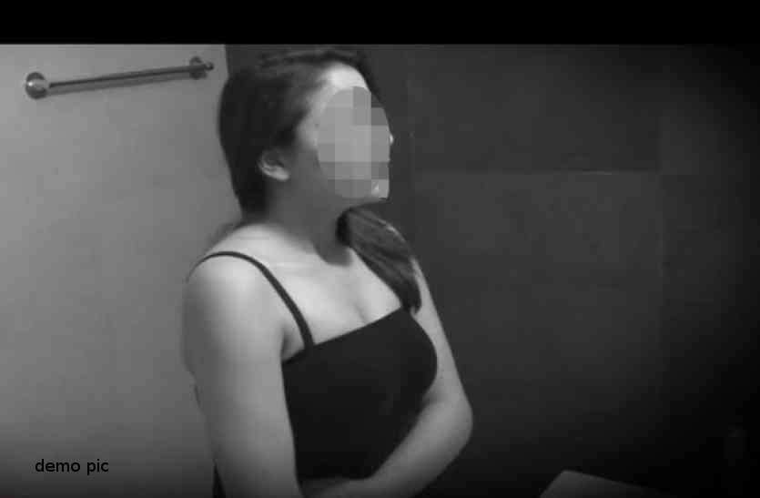FB पर बुरी नीयत से की दोस्ती, इंजीनियरिंग स्टूडेंट ने दोस्तों संग बनाया हवस का शिकार खूबसूरत लडक़ी से किया शादी का वादा बनाए संबंध, फिर इस हाल में छोड़ गया प्रेमी