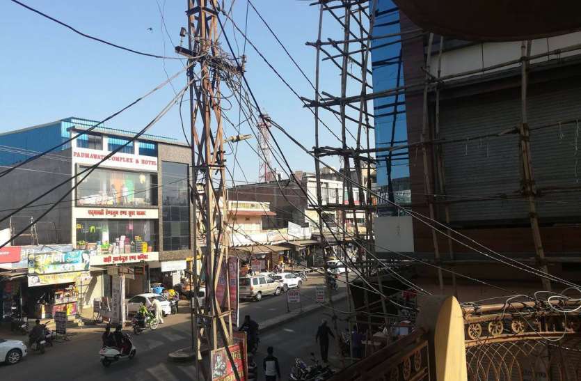 pratapgarh झूलते तारों के मकडज़ाल में उलझ रहा शहर