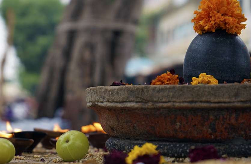 mahashivratri 2019 महाशिवरात्रि 2019: शिवलिंग पर चढ़ा दें ये एक चीज़, 1 करोड़ कन्याओं के कन्यादान के बराबर मिलेगा फल