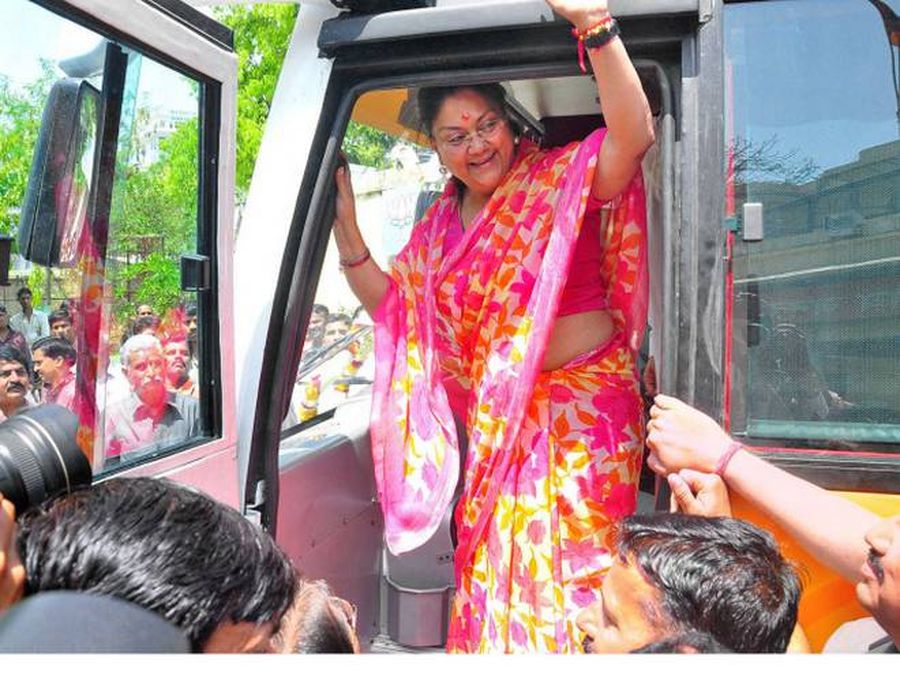 vasundhra raje ये बुलाना चाहते हैं वसुंधरा राजे को, अब तक नहीं पाया है टाइम