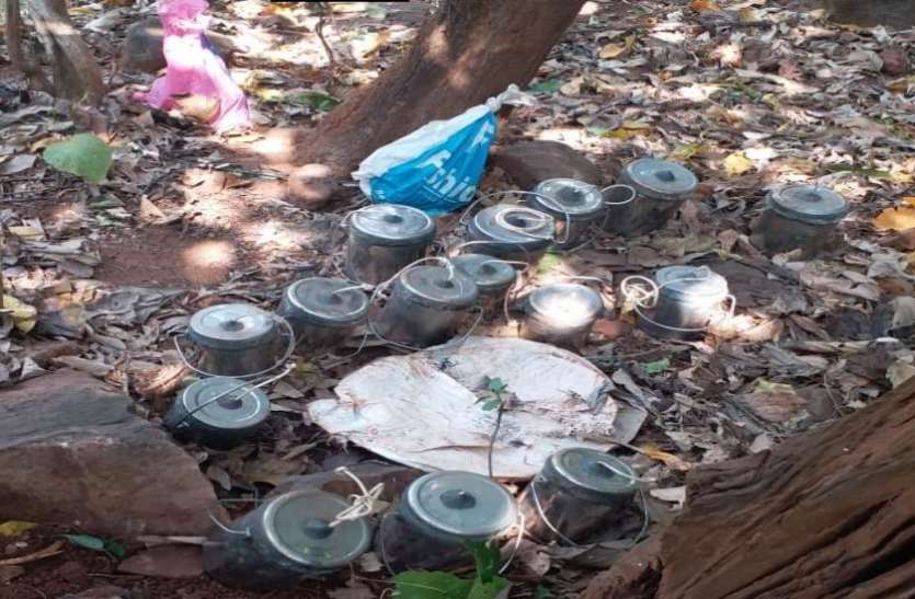 झारखंड: नक्सलियों के खिलाफ एसएसबी-पुलिस की संयुक्त कार्रवाई, 17 IEDs और 200 से ज्यादा डेटोनेटर्स बरामद झारखंड: नक्सलियों के खिलाफ एसएसबी-पुलिस की संयुक्त कार्रवाई, 17 IEDs और 200 से ज्यादा डेटोनेटर्स बरामद