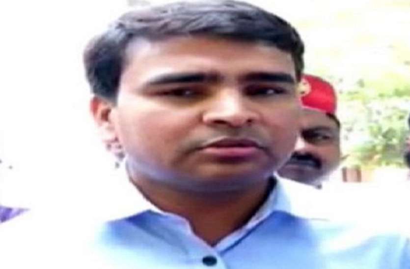 डीएम सुरेंद्र सिंह यूपी बोर्ड परीक्षा में डीएम सुरेंद्र का छापा, पकड़ी बड़ी गड़बड़ी, मचा हड़कंप