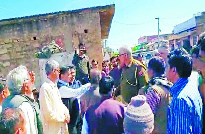 sikar शौचालय निर्माण को लेकर दो पक्ष भिड़े