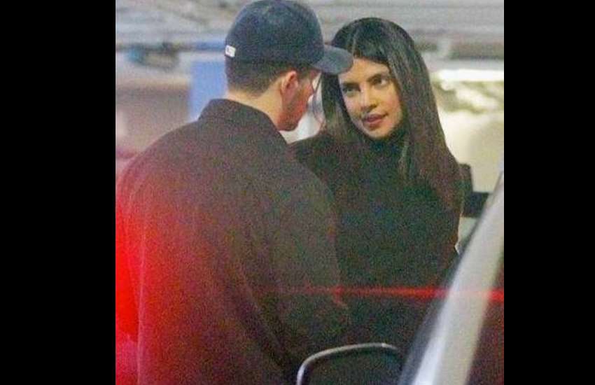 Priyanka Chopra And Nick Jonas Kissing Each Other At Parking - शादी के