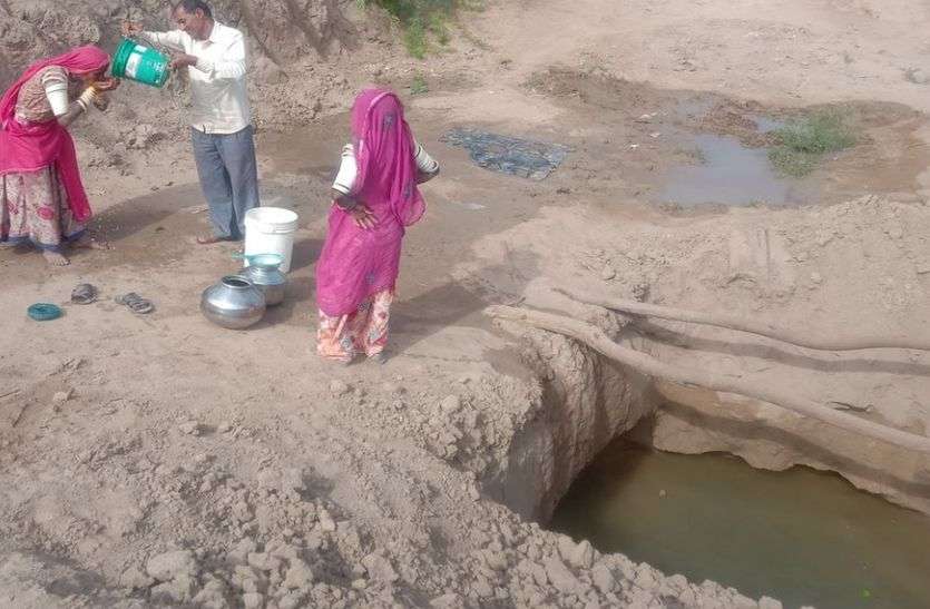 Drinking water problem नेहड़ में दशकों बाद भी वैसे ही हालात, कच्ची बेरियों का पानी पीने की मजबूरी