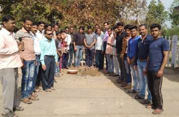 Resolve protection planted plants in the station premises स्टेशन परिसर में पौधे रोपकर लिया संरक्षण का संकल्प
