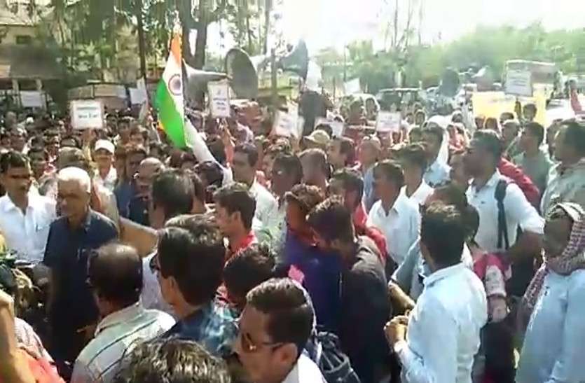 left parties demonstrate वाम दलों ने किया विरोध प्रदर्शन