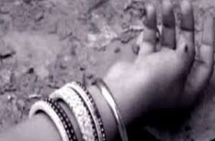 Woman dies while spraying medicine in field काल कर रहा था खेत में इंतजार , दवा छिडक़ते समय महिला की मौत