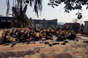 protest against the land for the Kartarpur corridor in gurdaspur करतारपुर कॉरिडोर की जमीन के लिए निशानदेही का विरोध, किसान व प्रशासनिक अधिकारी आमने-सामने,इस मांग को लेकर अडे किसान