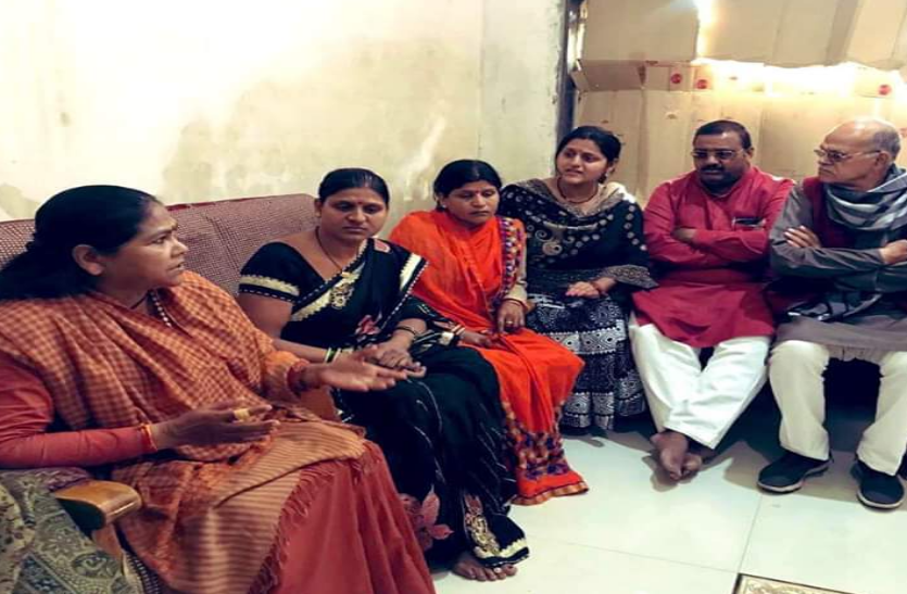 Sadhvi Niranjan reached home of deceased twin sons After Shivraj Singh शिवराज सिंह के बाद साध्वी निरंजन पहुंची मृतक जुड़वां बेटों के घर, कानून व्यवस्था को लेकर खड़े किए सवाल