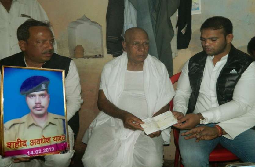 Olympian Narsingh Yadav पुलवामा शहीद के परिवार की मदद को आगे आए ओलंपियन नरसिंह यादव, दिया एक माह के वेतन का चेक