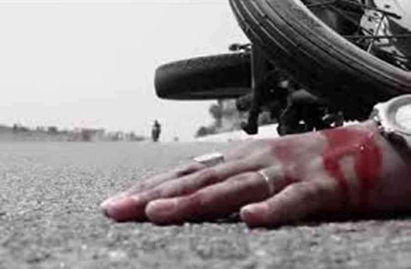 accident बस ने बाइक को मारी टक्कर, एक ही परिवार के चार लोग घायल, युवक की हालत नाजुक