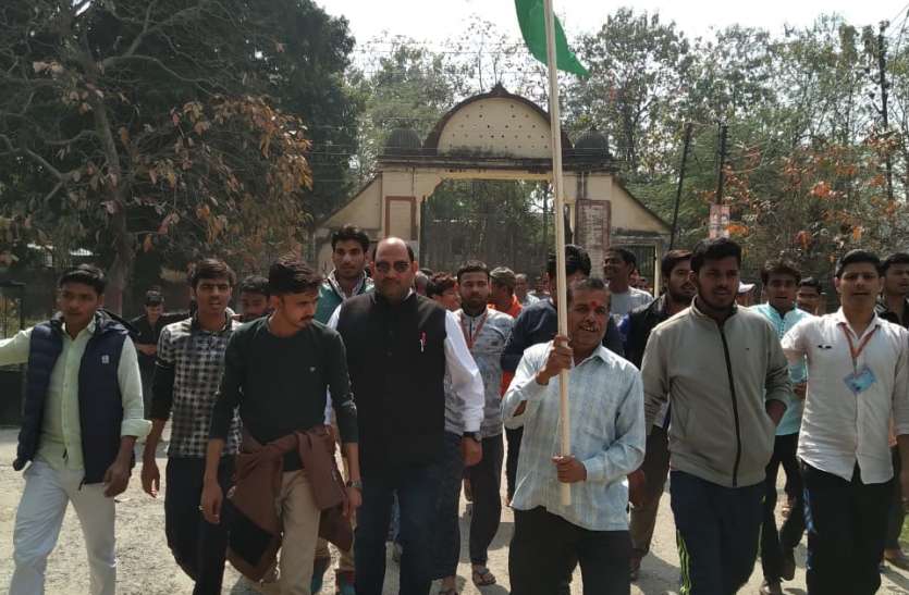 Air strike भारतीय वायुसेना के एयरस्ट्राइक के बाद जयकारे के साथ निकल पड़े इस विवि के छात्र
