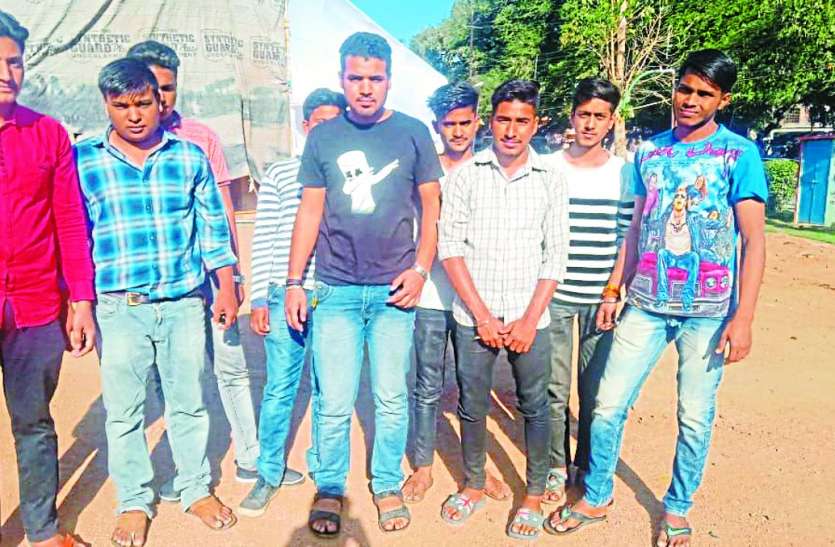 Students charged with college management सीएम के जिले में कॉलेज प्रबंधन की मनमानी, 11 से 10 विषयों में कर दिया फेल