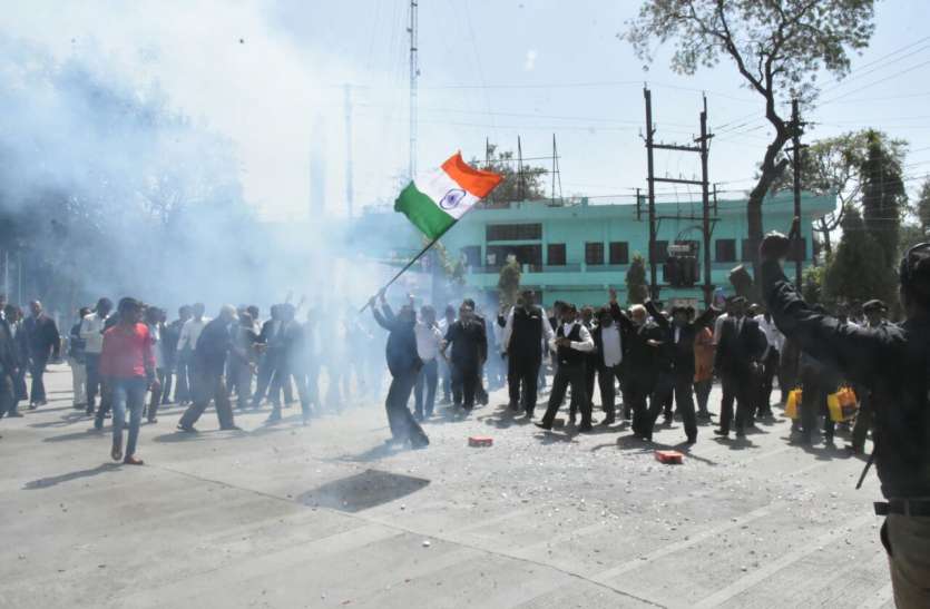 patrika India air strikes in pakistan: देंखे कैसे झूमे मालवावासी, आतिशबाजी कर मनाई खुशियां
