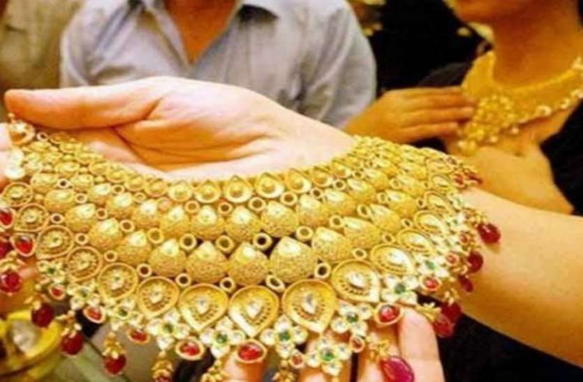 Gold becomes cheaper by more than Rs 1400, silver falls by Rs 3300 1400 रुपए से ज्यादा सस्ता हुआ सोना, चांदी में 3300 रुपए की गिरावट