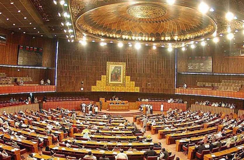 Pulwama revenge chaos in pakistan parliament shame imran slogan raised by opposition पुलवामा का बदला: भारत की एयर स्ट्राइक से पाकिस्तान में हड़कंप, संसद में लगे 'Shame इमरान' के नारे