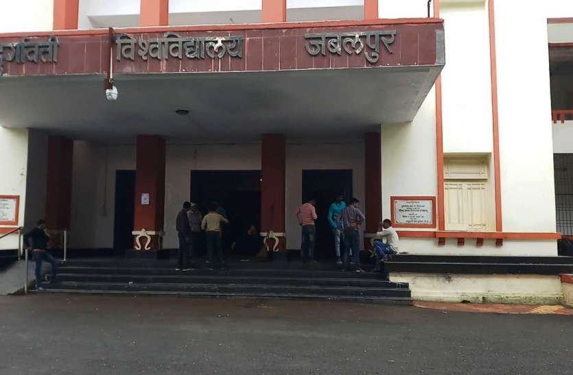 Make the pieces of Queen's University रानी के विश्वविद्यालय के कर दिए टुकड़े