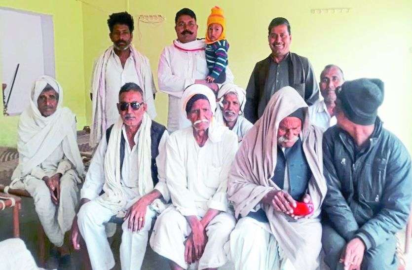 किस्से सुनाते पूर्वसैनिक एवं ग्रामीण। खुशी से झूम उठा सैनिकों का गांव