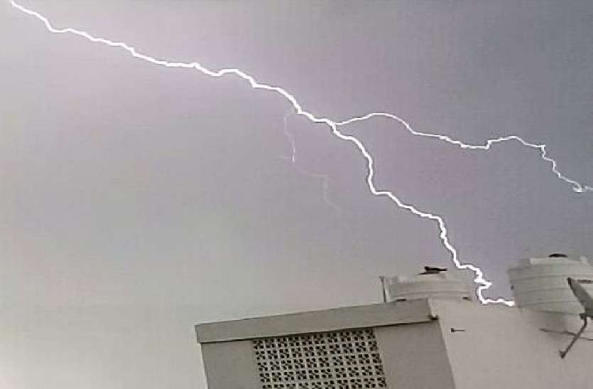 Sky lightning बूंदी में तेज बारिश के साथ कड़की जोरदार बिजली, सर्द हवाओं से हाड़ौती में गलन, दो दिन और रहेगी तेज सर्दी