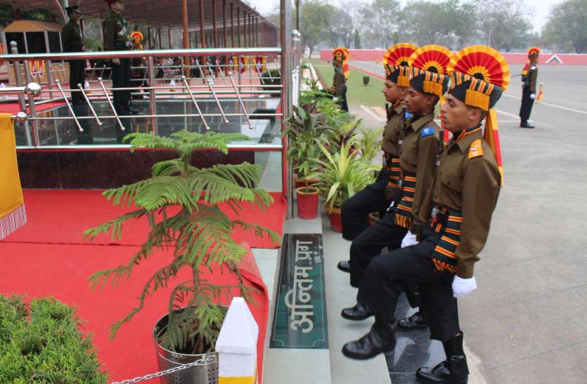 If the enemy shows the eyes, then the retorted army man दुश्मन आंख दिखाए तो मूंहतोड़ जवाब देते हैं जवान