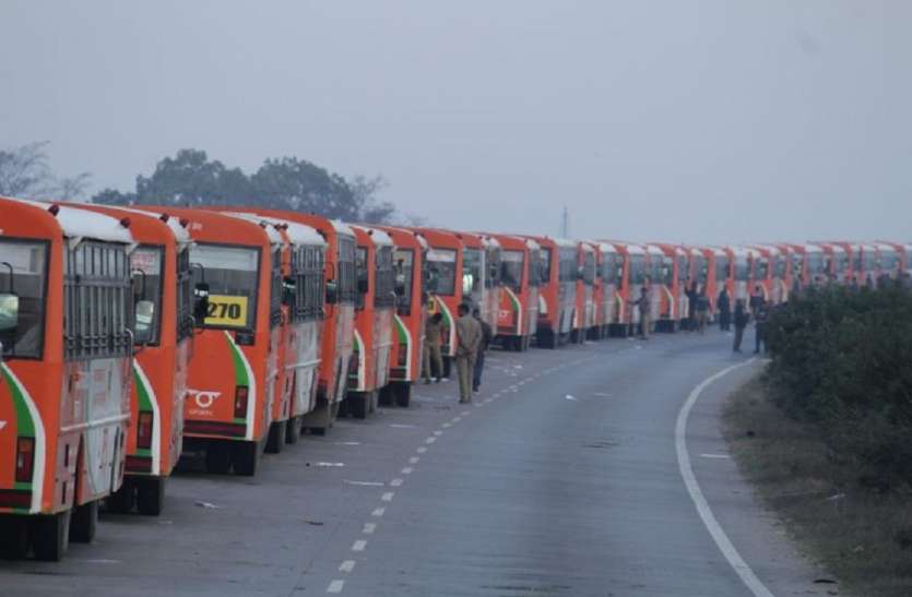 shuttle bus कुंभ मेला प्रशासन ने तोड़ा अबूधाबी का रिकॉर्ड, एक साथ एक रूट पर चलीं 500 बसें