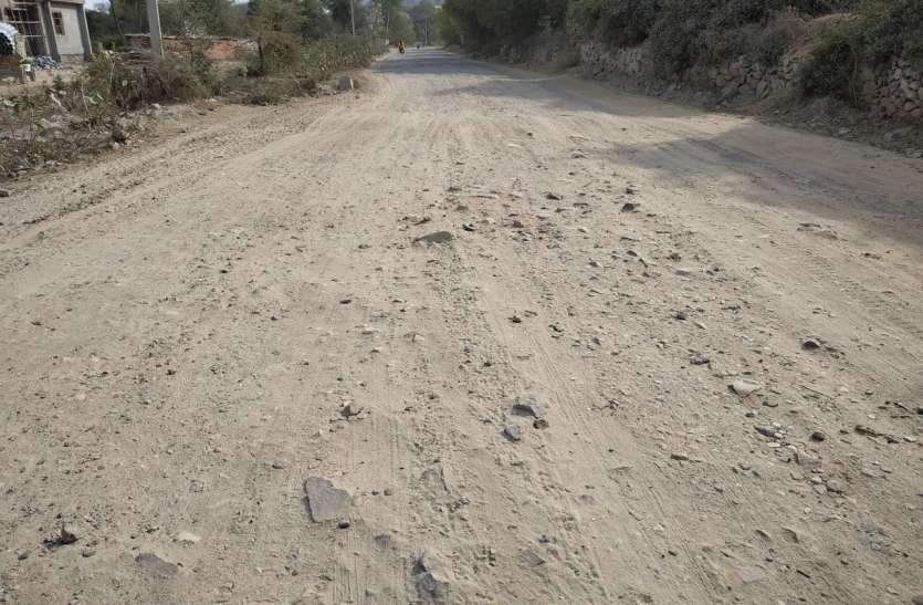 Road to the road of neglect उपेक्षा का दंश झेल रही सड़क, बारिश होने से रूट बदलकर आवागमन