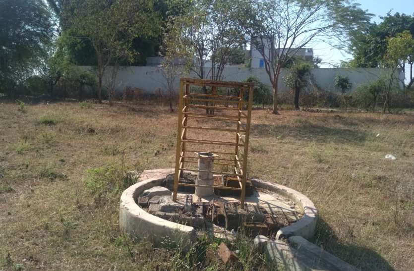 water crisis news seoni भूरकलखापा में तीन हैण्डपंप से भरता है पूरा गांव पानी