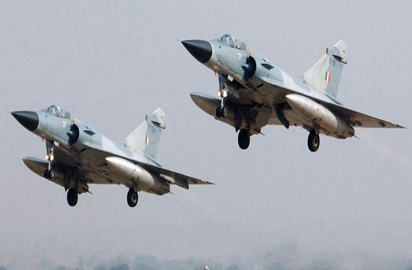 People happy from Air Force attack on Pakistan वायु सेना के पाकिस्तान हमले पर लोगों ने मनाई खुशियां, एक दूसरों में बांटी मिठाईयां