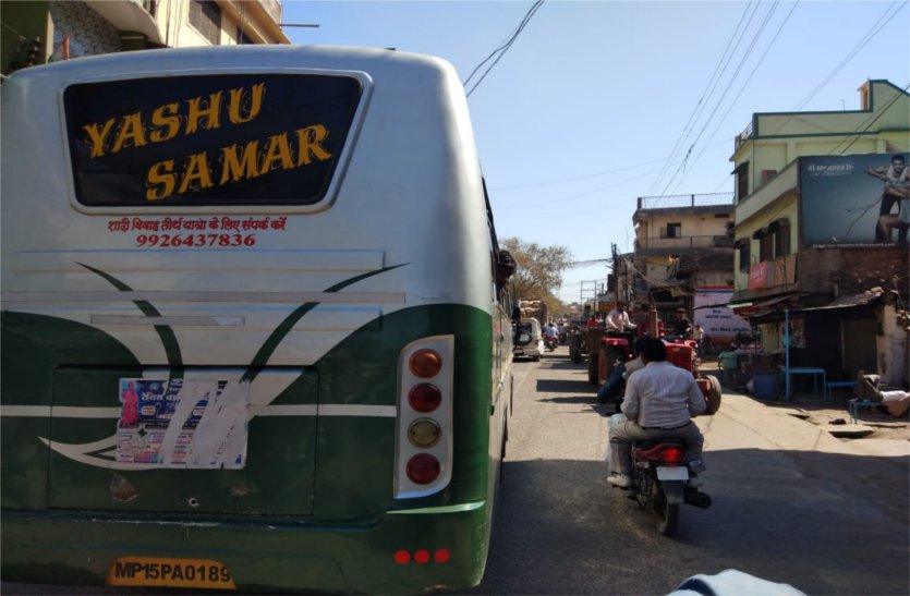 Here the junk of bus drivers seems to be replaced by arbitrarily यहां बस चालकों की मनमानी से जगह-जगह लग रहा जाम, पढ़े खबर