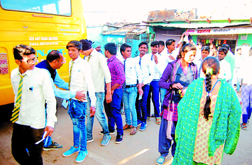 patrika news सरल पेपर देख खिले परीक्षार्थियों के चेहरे